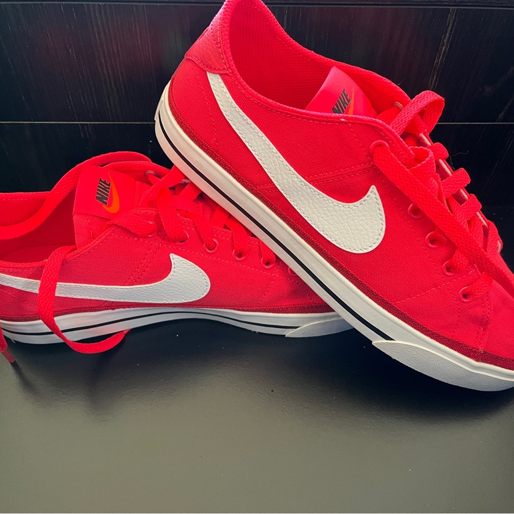 Women’s NIKE Court Legacy red canvas shoes size 9